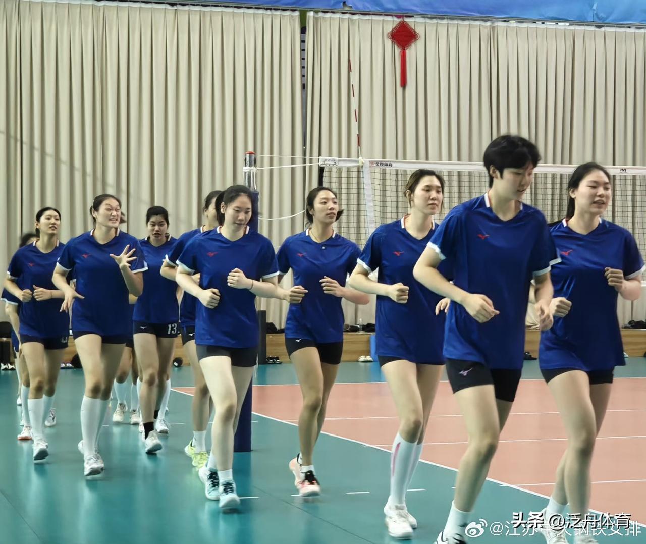 决赛，江苏女排先输一局：
江苏女排第一局3比14暂时落后11分。
这决赛若继续这