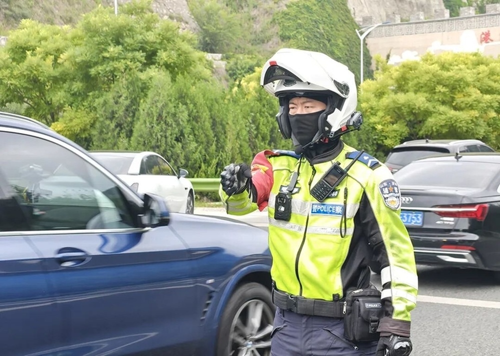 济南：端午假期首日，1580人次交警警力守护市民游客出行安全