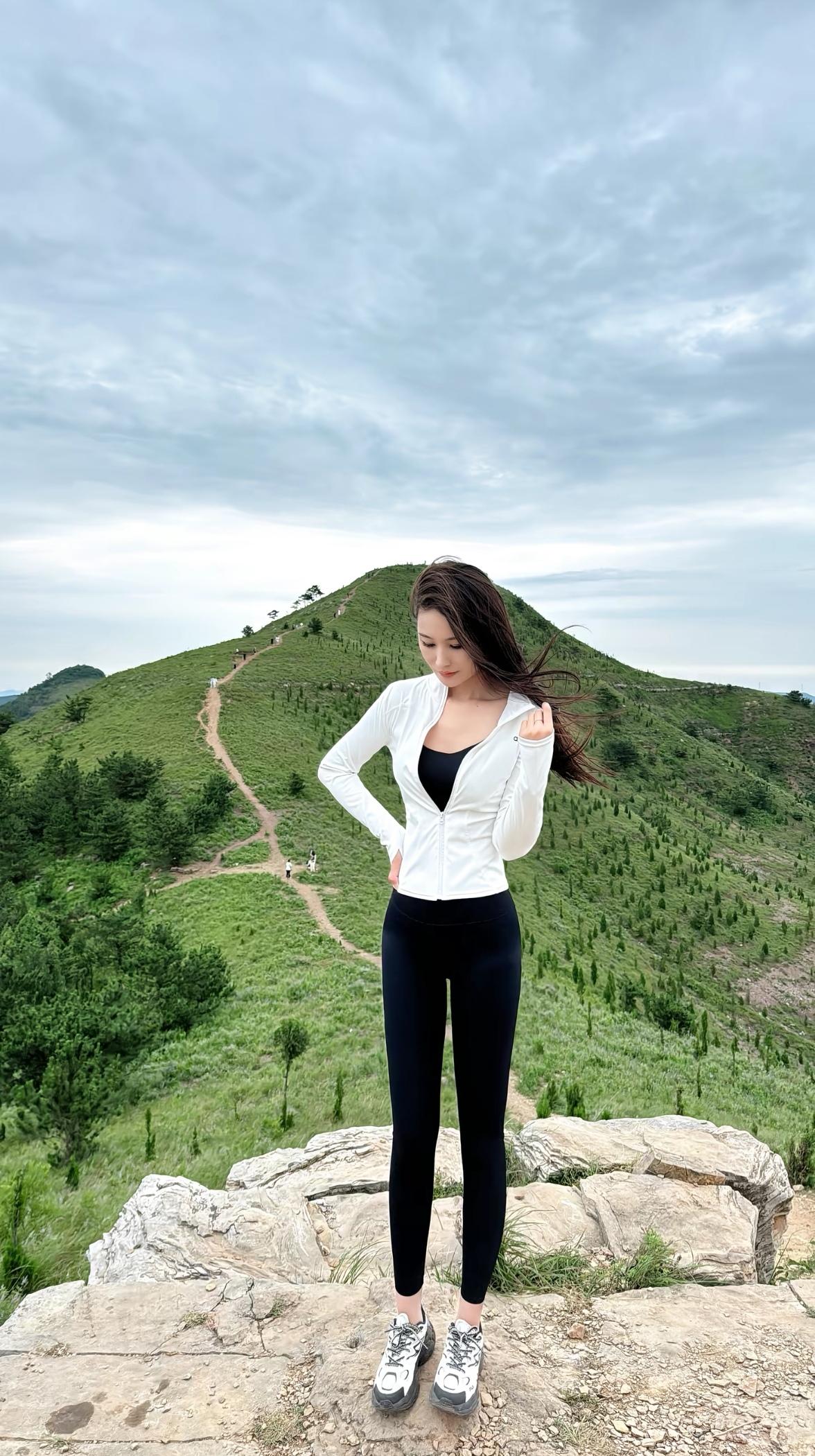 山顶上的少女，风景如画，心情舒畅！🌿🏔️💕