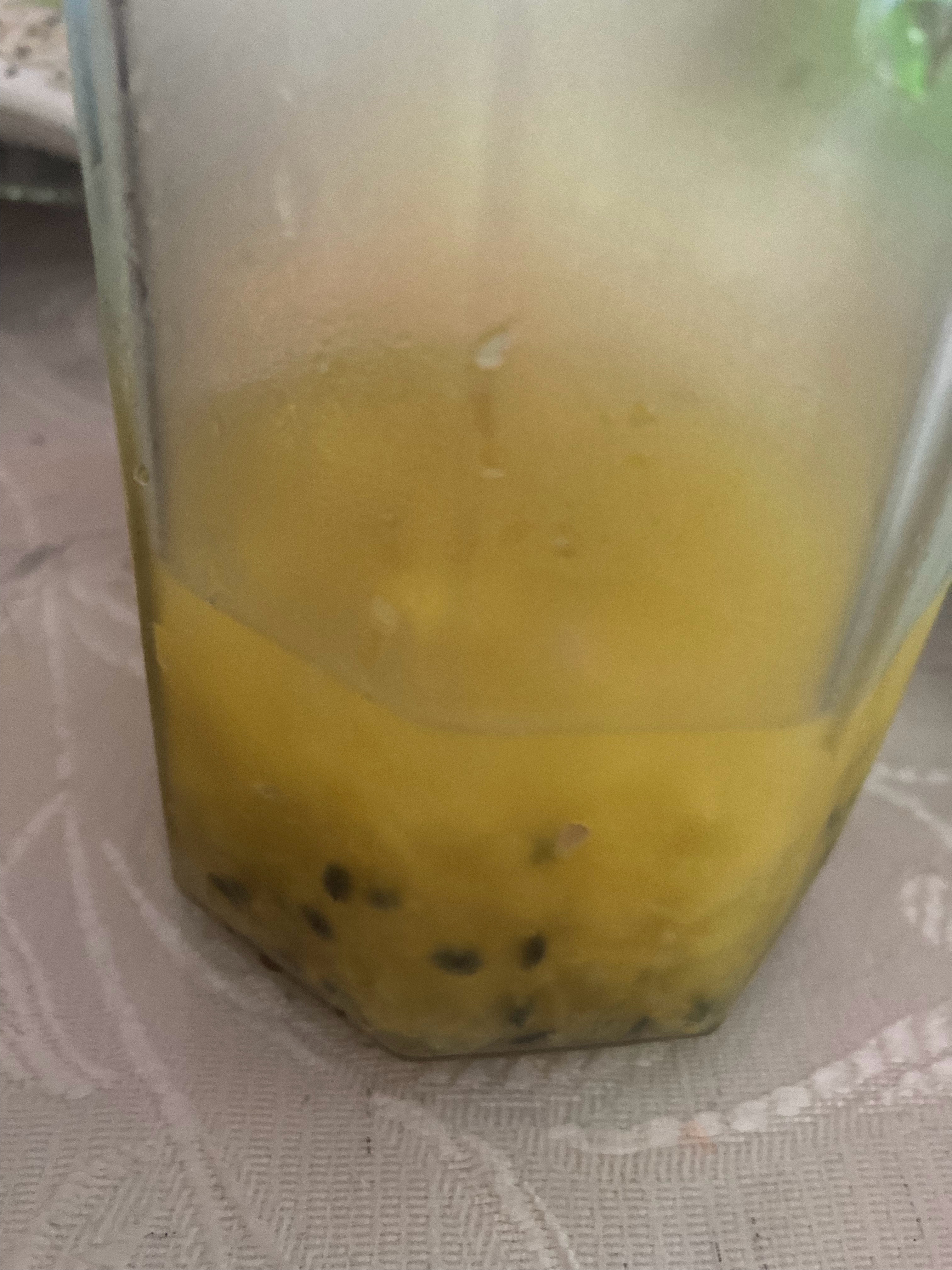 试着从之前自己调的菠萝柠檬茶里又加了一颗百香果……根本就是我印象中的味道……原来