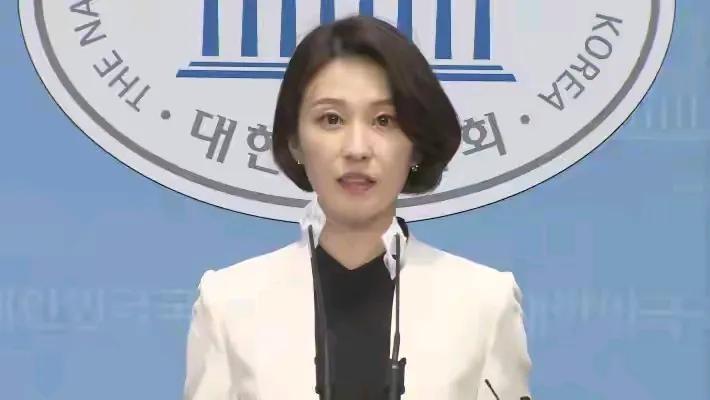 人美就是受欢迎，安贵玲助选有功，被任命为总统办公室副发言人。对于这个职位，说实话
