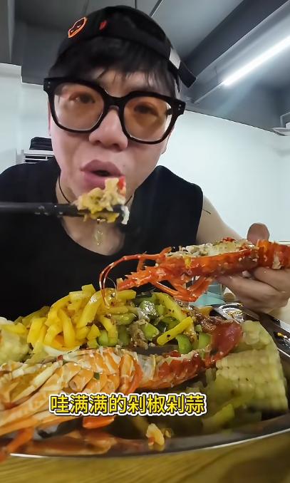 看看张雪公司大群里的聊天氛围，好一个欢乐！
因为完成6月生产目标，张雪很高兴，不