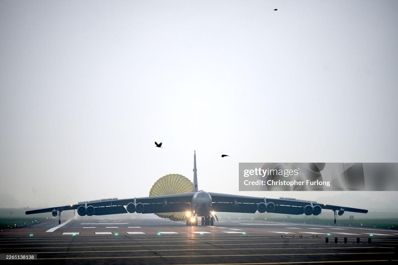 3月9日，3架美军B-52战略轰炸机降落在英国费尔福德皇家空军基地。加上之前部署