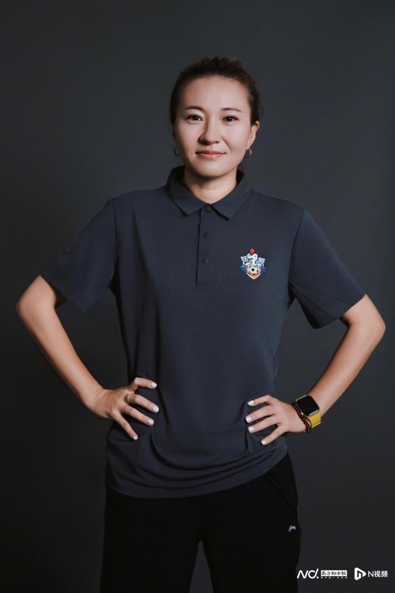 【专访#粤超唯一女主帅赵歆翟#：用专业和激情助燃小城足球梦】#粤超唯一女主帅##