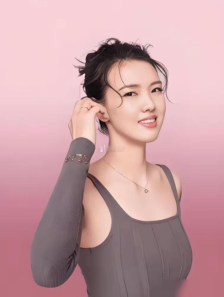 女排冠军给《男人装》拍封面，裤衩短到大腿根，直接被平台判成低俗。2017年，21