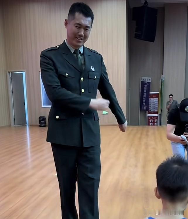 “张自轩”教几岁的宝宝踢正步，
从视频来看，
“张自轩”自从退伍之后，
应该是…