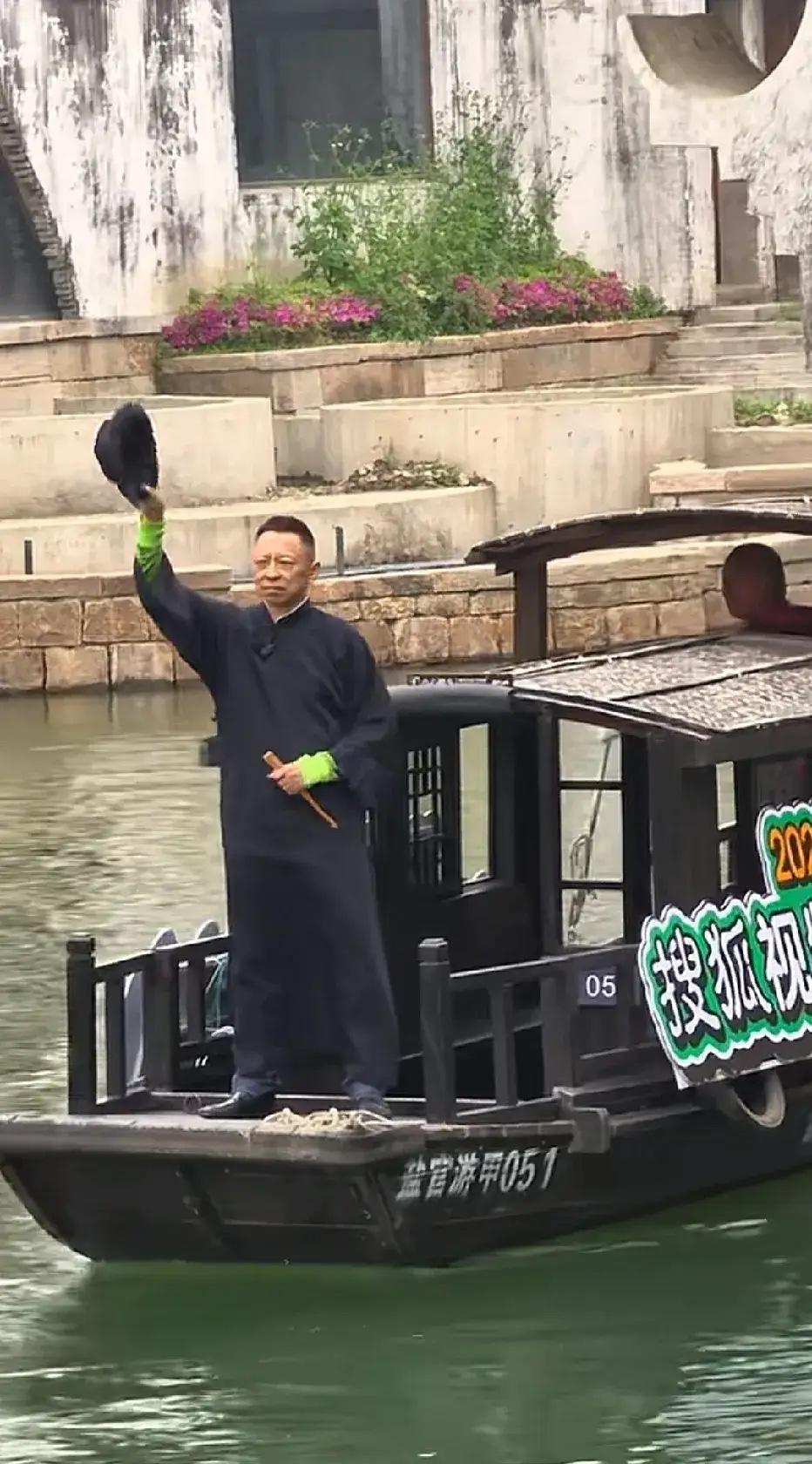 2026年春季，张朝阳在海宁古镇参加搜狐大会时，乘船入场的一幕，手里拿着折扇，站