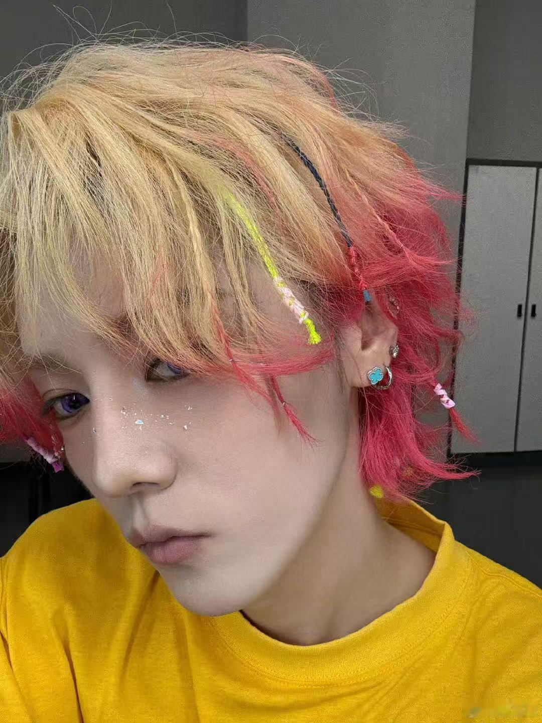 鹿晗的紫瞳鹿晗紫瞳碎钻妆紫瞳碎钻妆简直太帅了 ​​​
