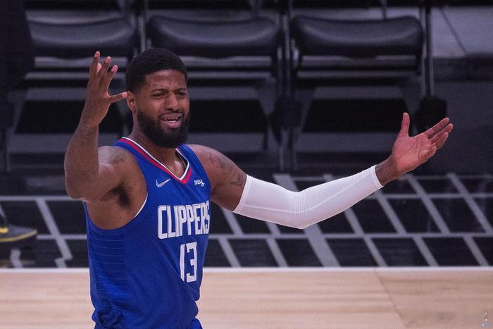 今日NBA常规赛，76人客场107-113负于国王。比赛第四节，乔治掉球失误随后