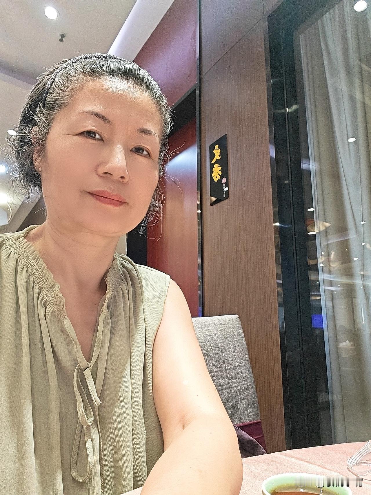 退休以后，人的模样真的变了
我最先感觉到的就是自己这张脸。

白头发越来越多，脸