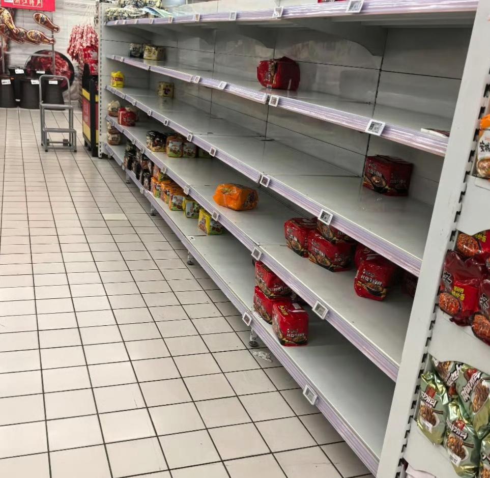 台风天超市被剩下的方便面

台风巴威逼近浙江，不少市民扎堆去超市囤货，米面水、经