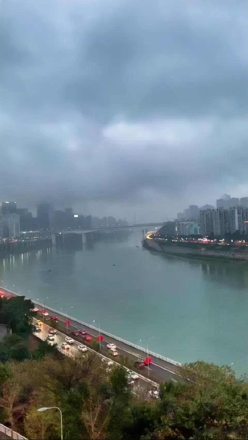重庆的雨

在山城的褶皱里
雨，蹑着猫的脚步
麻酥酥地来
轻触每一寸石路

嘉陵