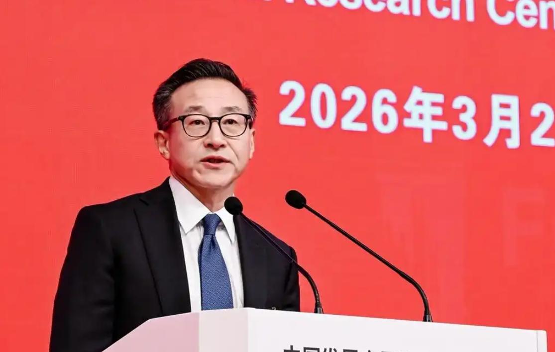 蔡崇信：发展AI的终极目标是造福社会
 
近日阿里巴巴集团主席蔡崇信在演讲途中，