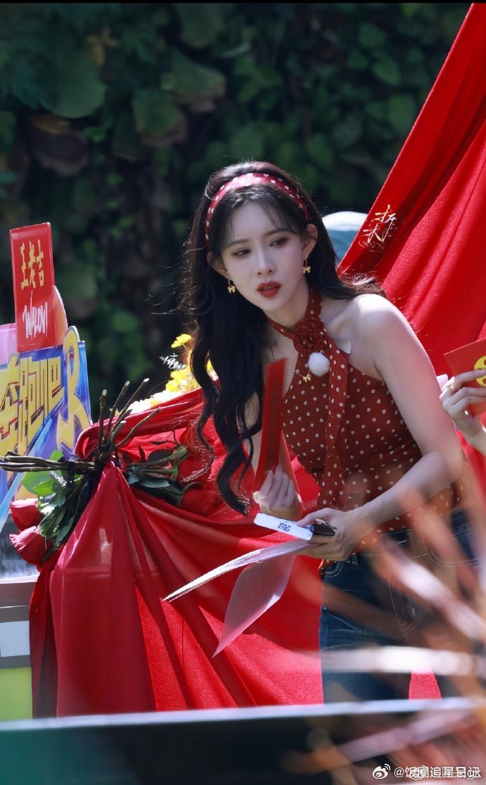 孟子义跑男复古波点女王 孟子义跑男路透来啦，复古波点女王，欢迎回到80年代，姐姐