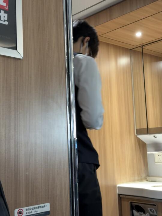 现在高铁售货员都这么帅嘛？？？