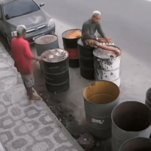 这个故事告诉我们一个硬道理：不作死，就不会死。很多时候，手一欠，剧情立马从“日常