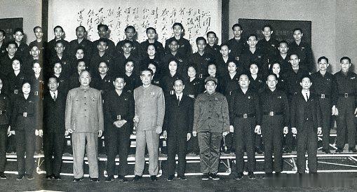 1968年，越南南方解放军歌舞团访问中国，前往韶山参观，周恩来总理亲自接见歌舞团