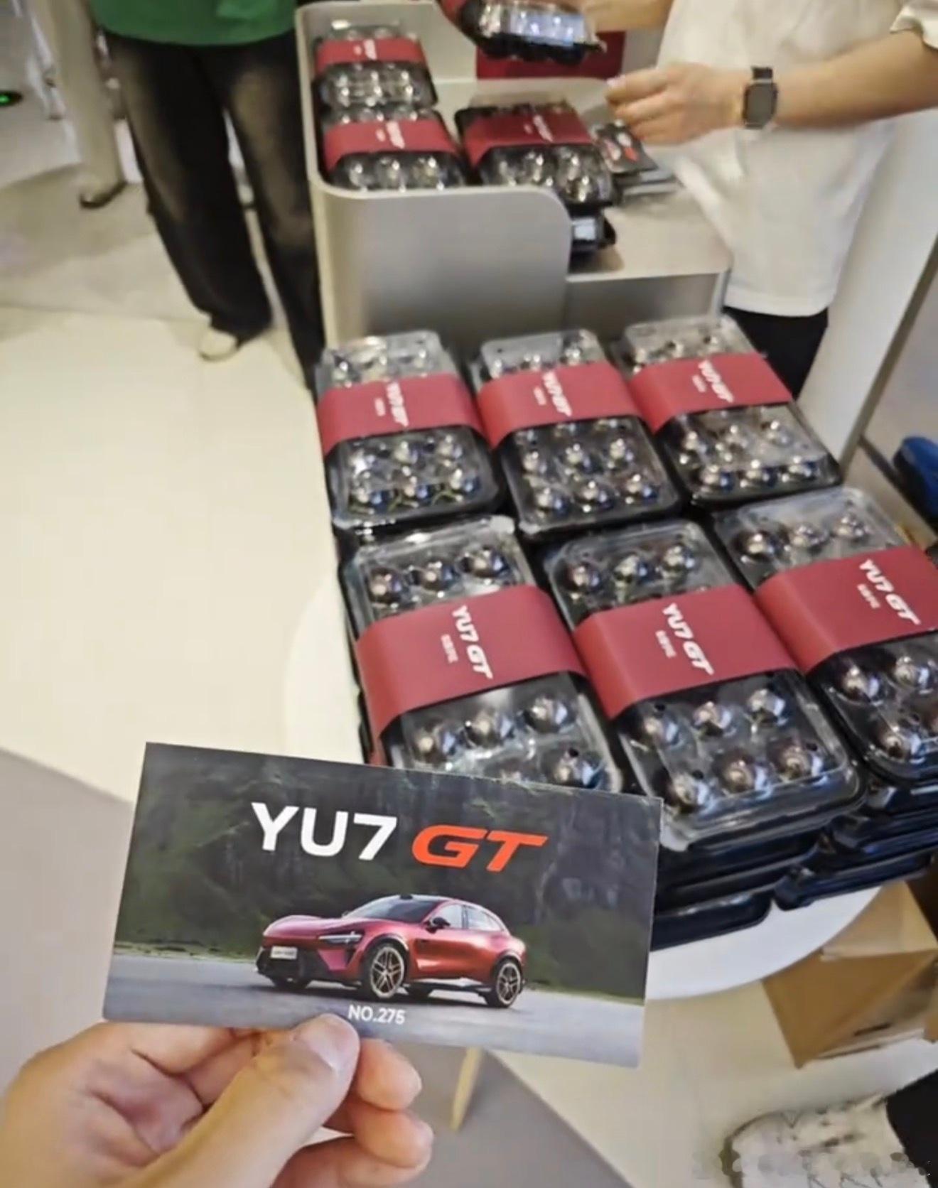 看小米YU7GT车厘子红新车，送5J顶配车厘子小米真的太会了，路过顺便看车的都有