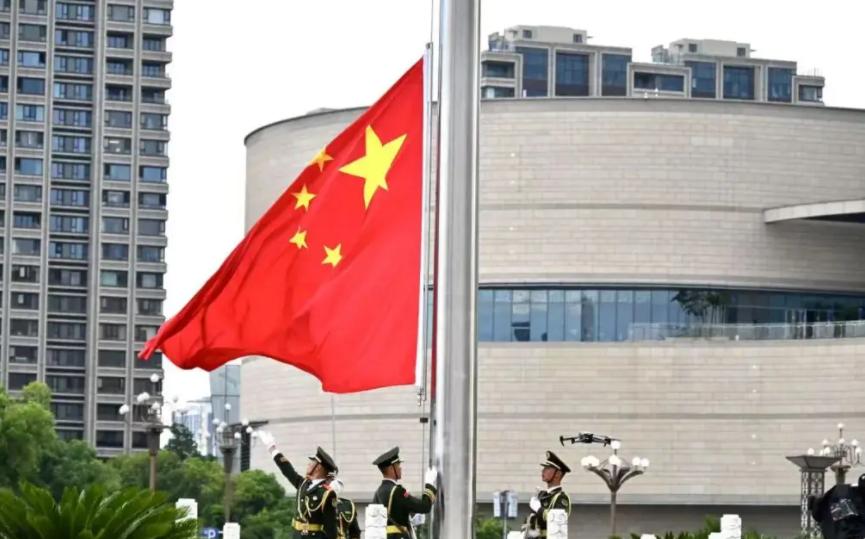 中国的国歌是不是该换一换？近几年，网上就出现一种论调，他们觉得奥运会看国旗升起、