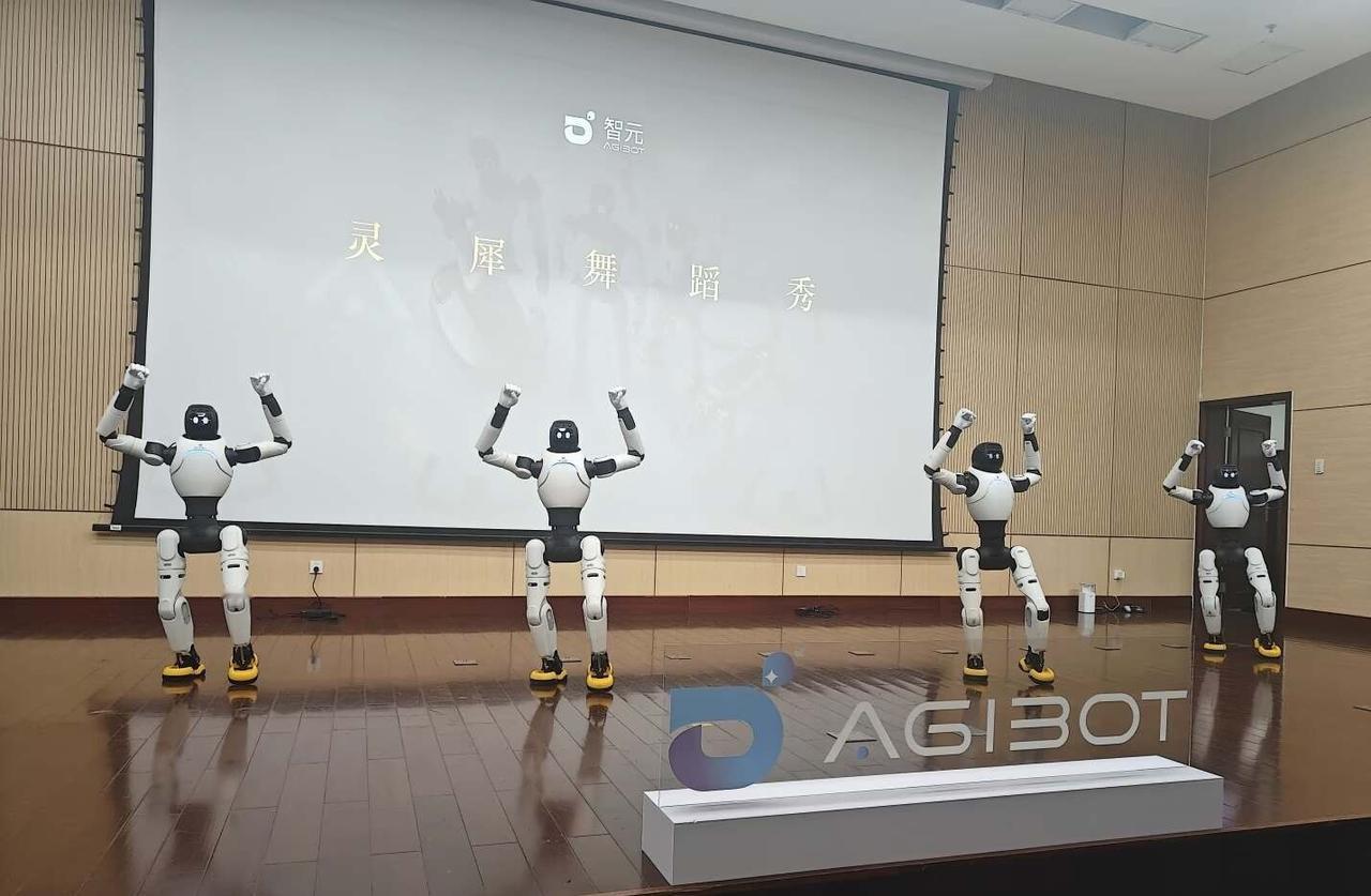机器人来东大跳舞啦
机器人表演 人形机器人