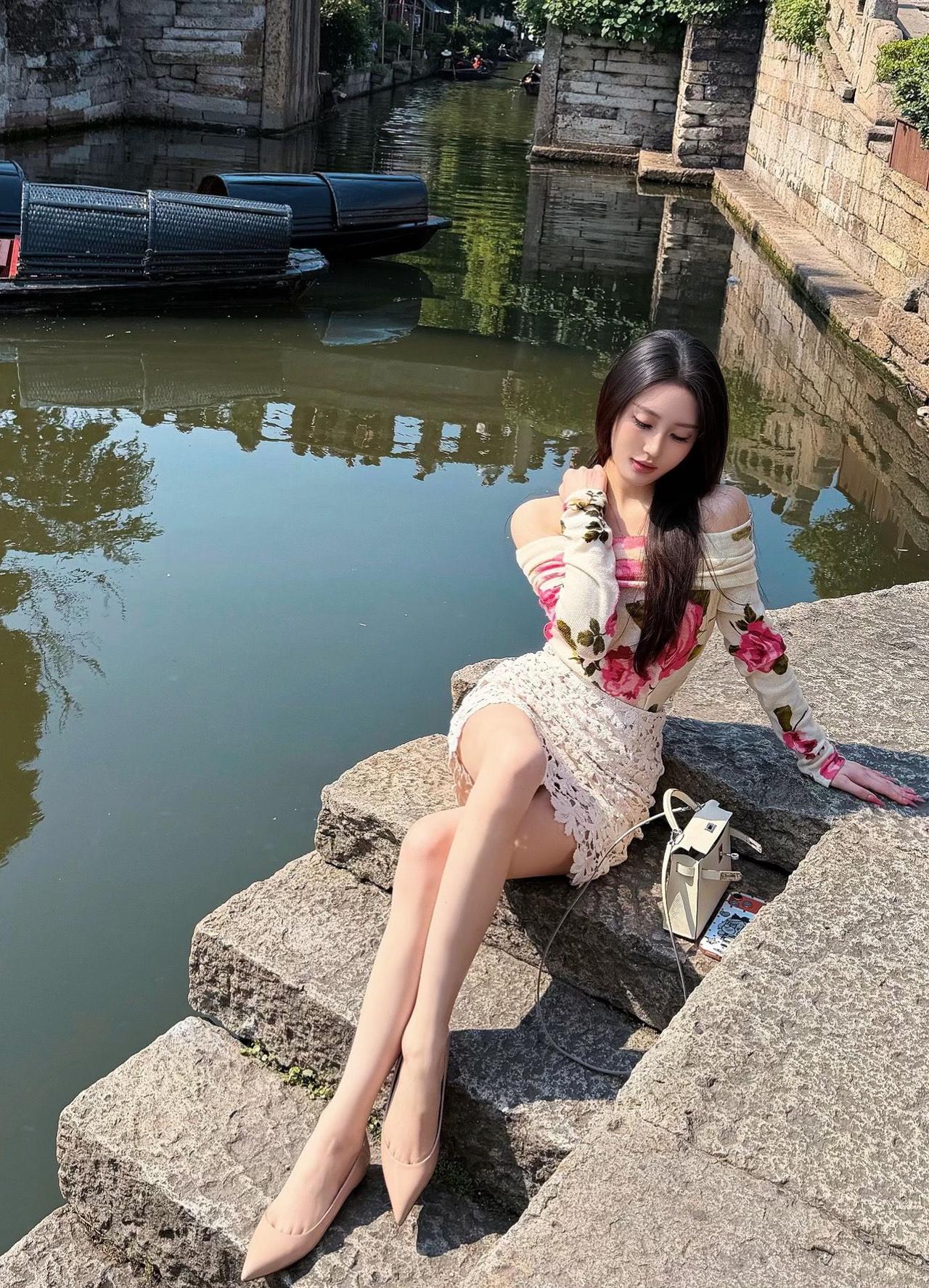 什么样的女人最令人着迷旧巷、暖阳与碎花，是江南独有的浪漫，也是属于我的春日小美好