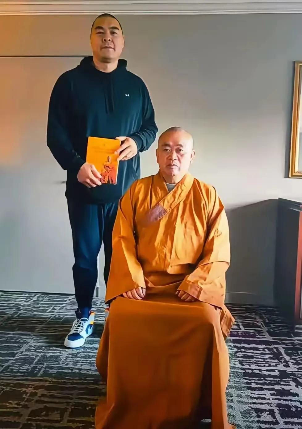 这或许是现在的张志磊最闹心的一张合影，明明自己学的不是少林功夫，偏偏要拜他为师。