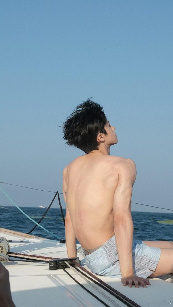 内娱再火一个闫桉怎么了建议男明星都按闫桉这个标准卷男明星不练成闫桉这样别轻易脱衣