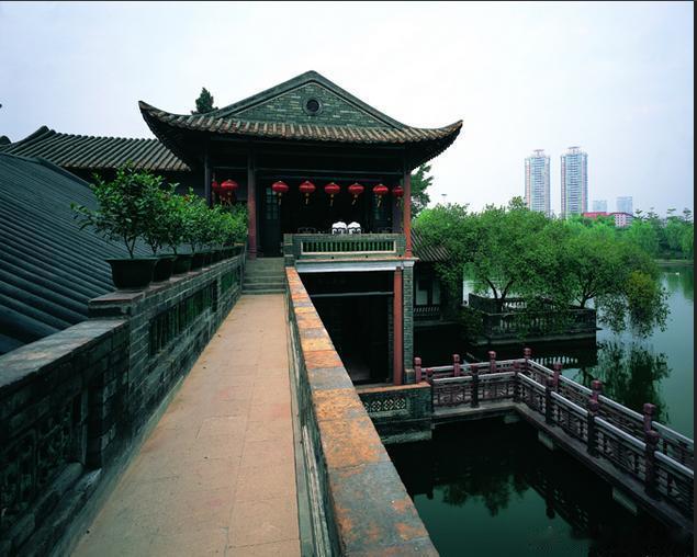 【东莞可园】东莞可园位于东莞市莞城区博厦社区北面，与顺德清晖园、佛山梁园、番禺余