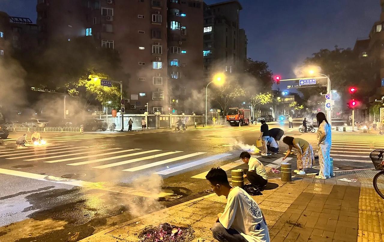 北京什么时候变成这样了？公然在公共场所搞这些古代迷信活动？在公共场所纵火、焚烧物