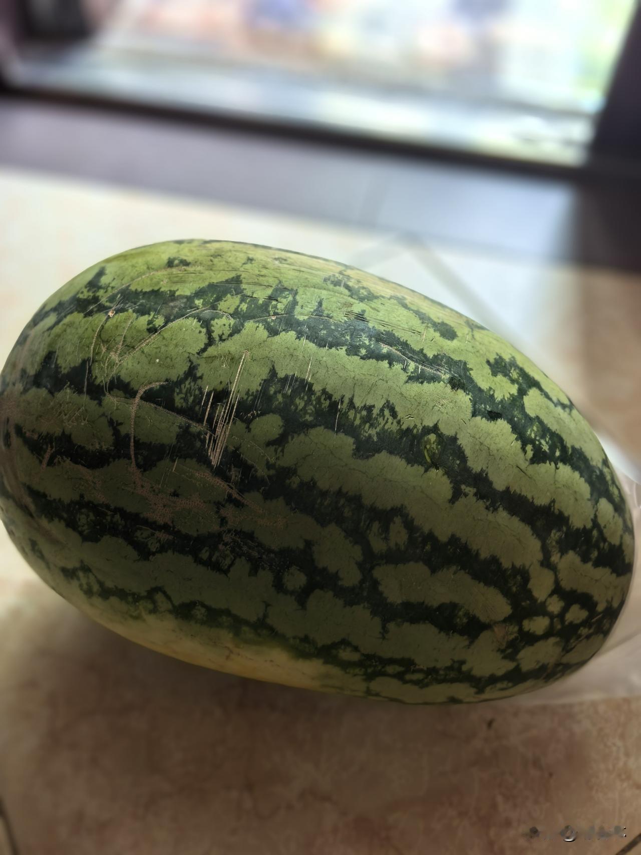 记得小时候，家里一次买一麻袋的西瓜（一次买的多价格会优惠），瓜虽然个头不大，放到