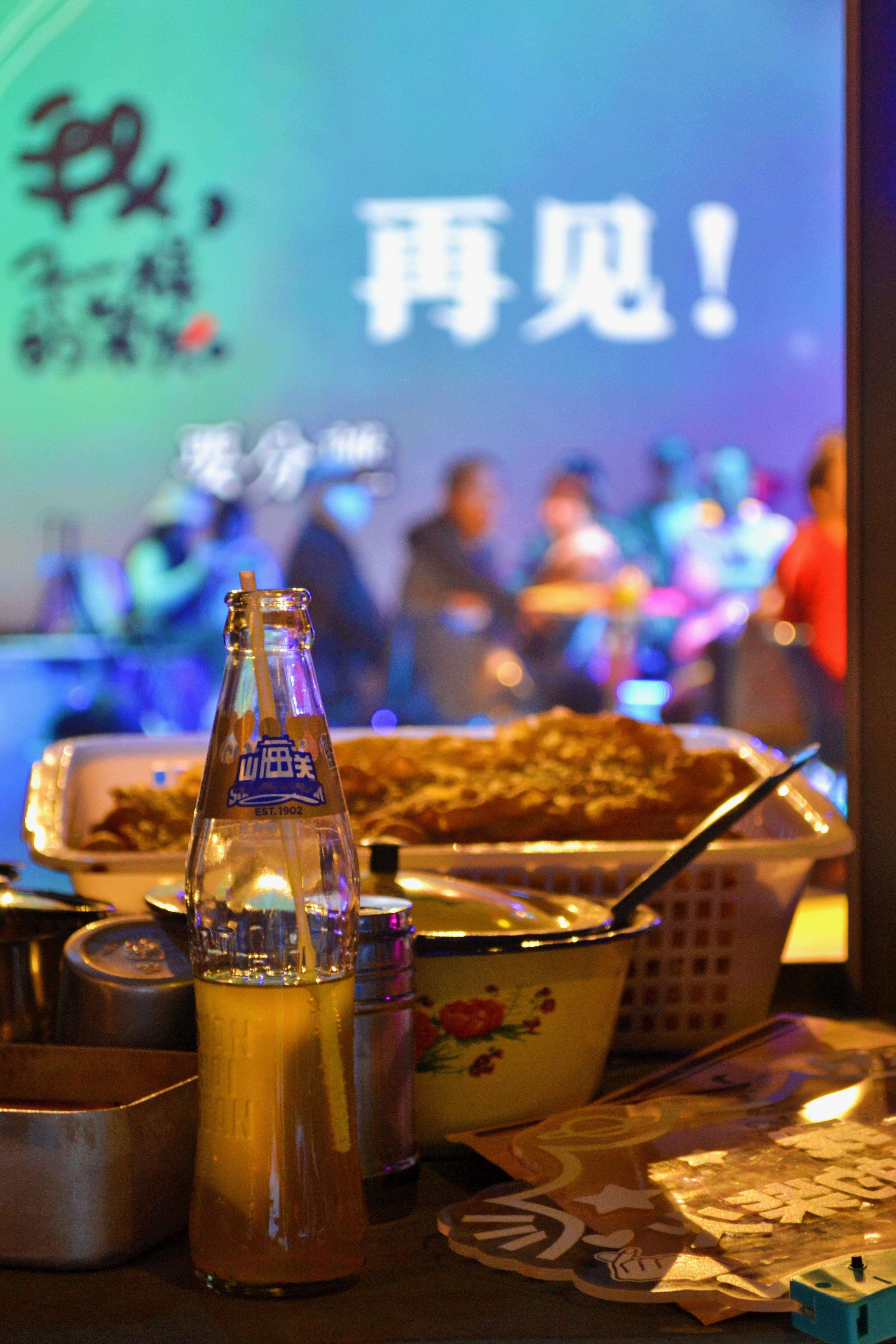 去看了人艺的全景沉浸式话剧《我，不一样的柴火》首轮演出收官场，简直太喜欢了。同城