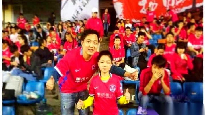 四万多人，挤进奥体中心。
看一场……“渝超”？
你没看错，就是咱们重庆自己的城市