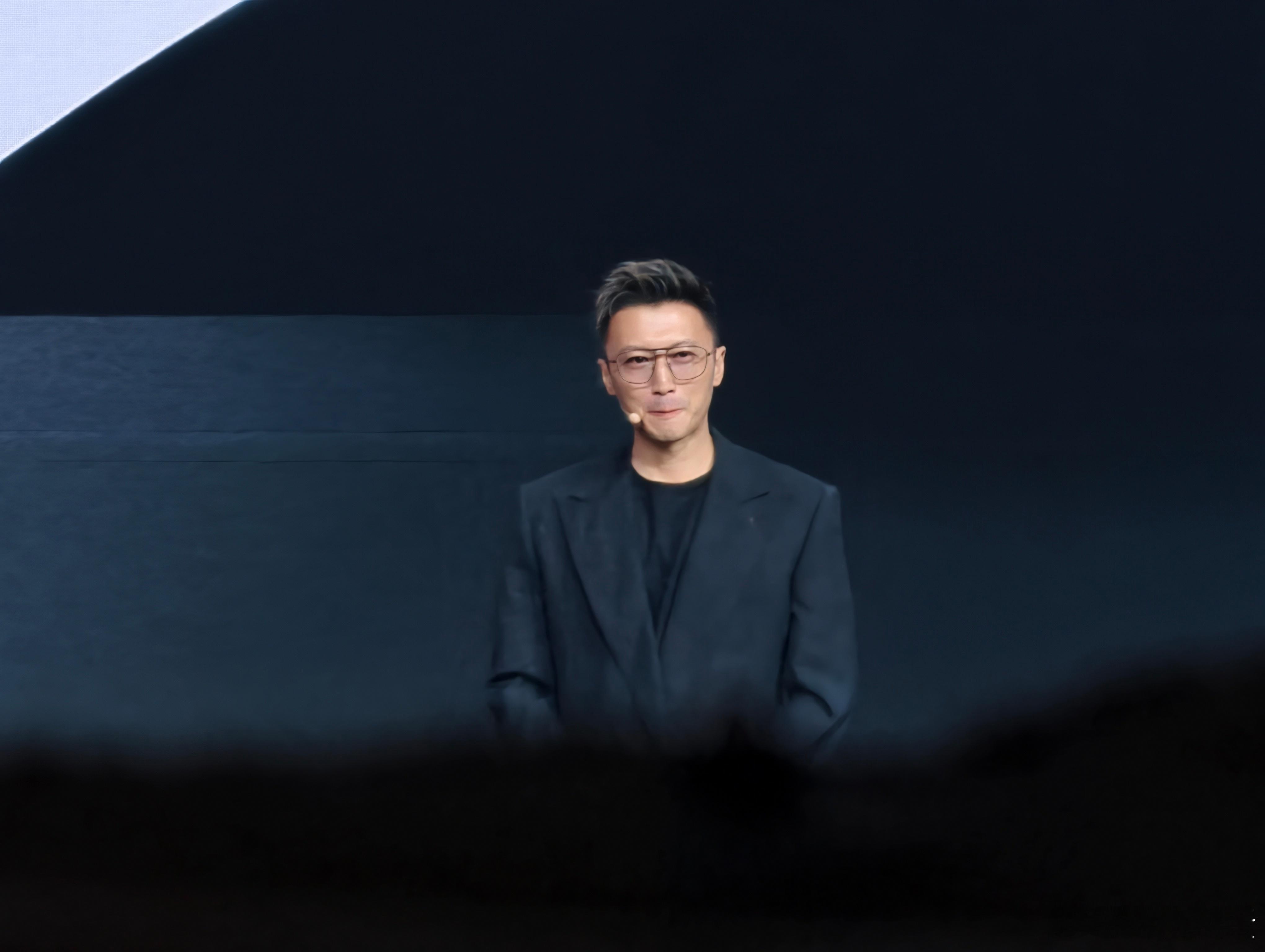 荣耀Magic8我今儿这位置不太好， 只能看到半身谢霆锋​​​