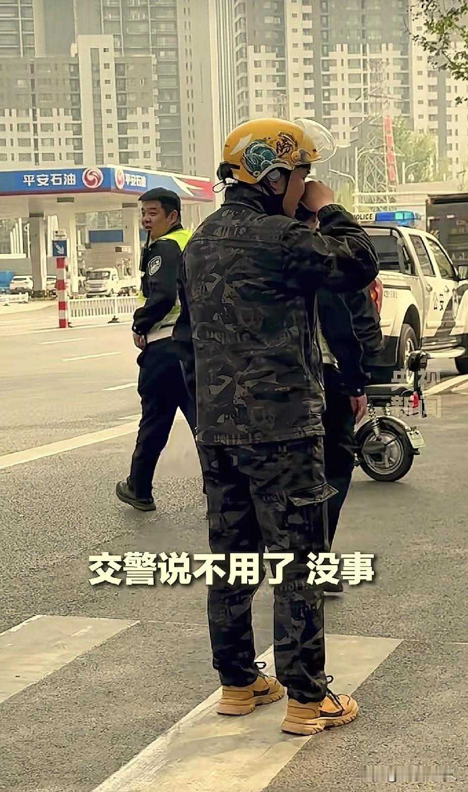 帮外卖小哥垫付200元赔偿的交警，

善良得到了回报，

不是出名了，而是

让