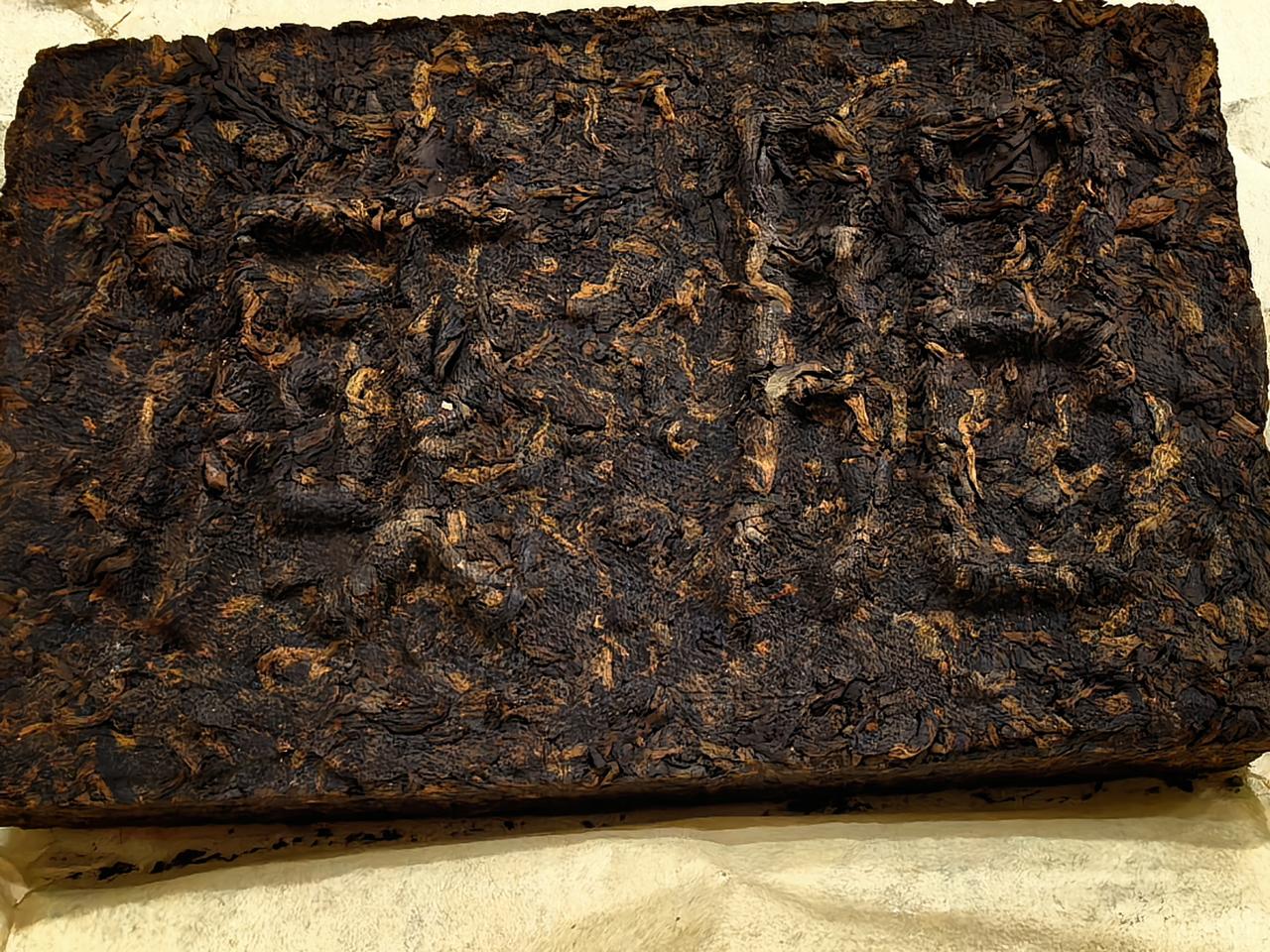 已有32年之久的减肥茶砖！
      这块普洱茶茶砖生产于1994年，现在很难