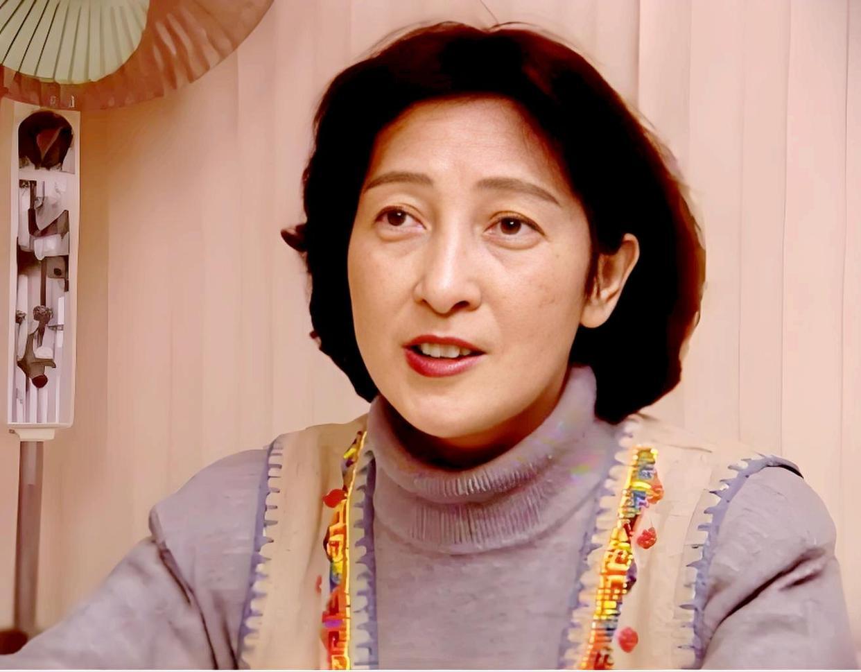 秦怡的女儿金斐姮现在过的怎么样？她的前大半辈子几乎都没怎么活在母亲的光环下。
她