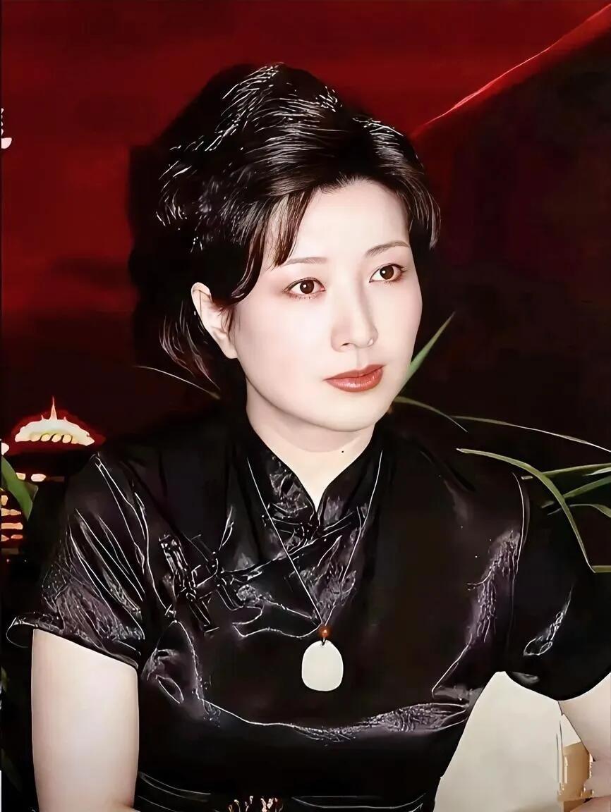 王静像一坛陈年女儿红，年轻时被许晴的明艳盖过风头，可岁月偏偏爱她。如今她肤白胜雪