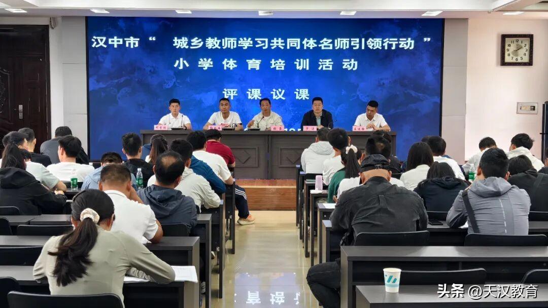 在小学科学专场，陕西省学科带头人、汉中市名师李春侠老师与陕西省教学能手翟宏丽老师