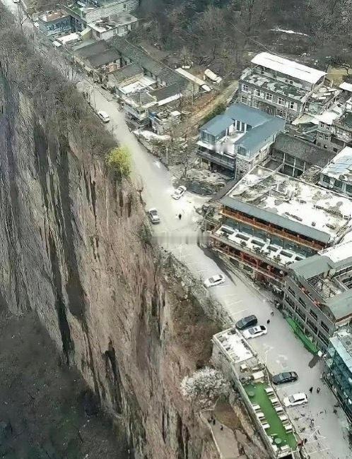 一个敢施工，一个敢住 