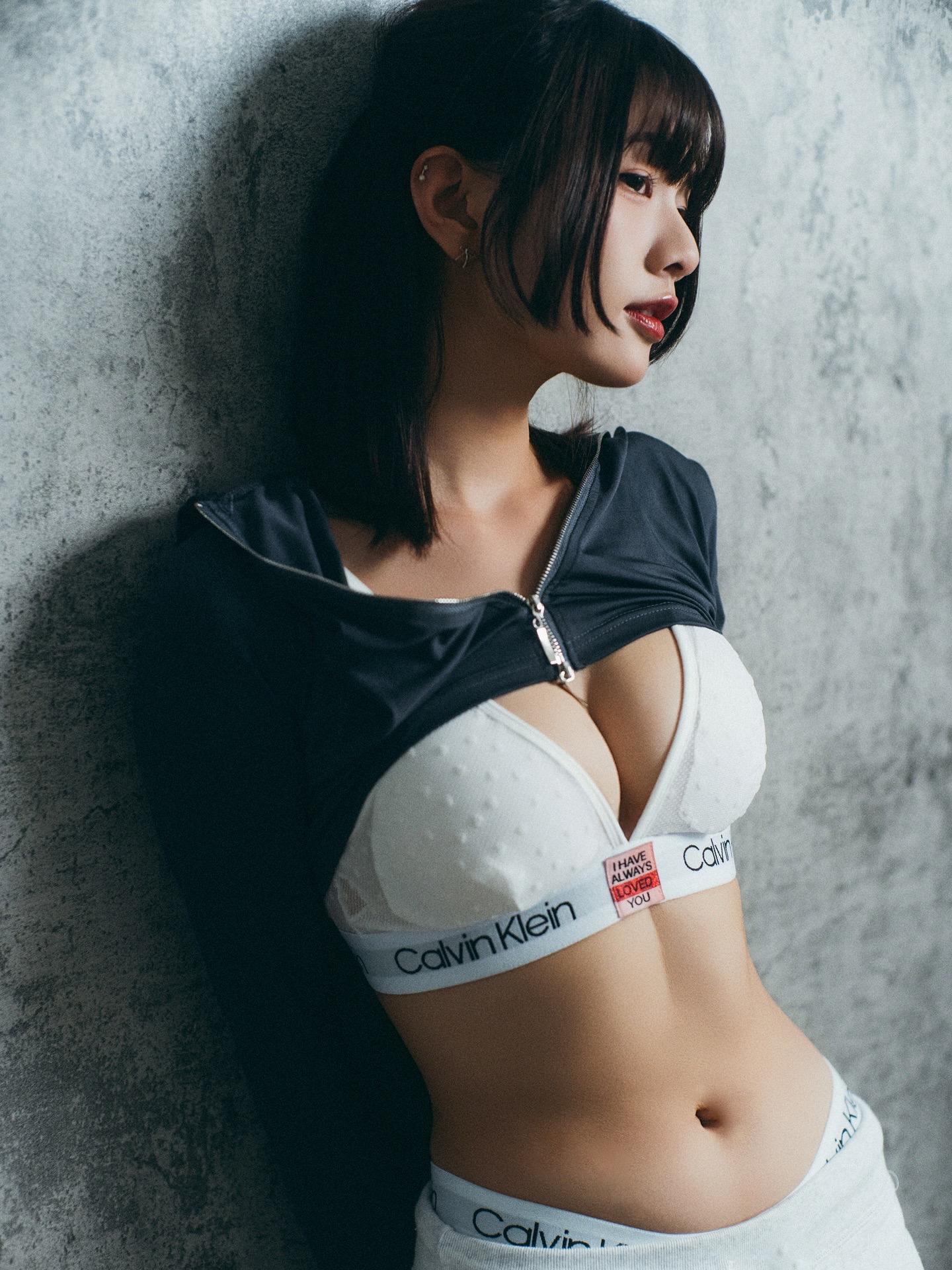 又酷又欲，随性松弛感。