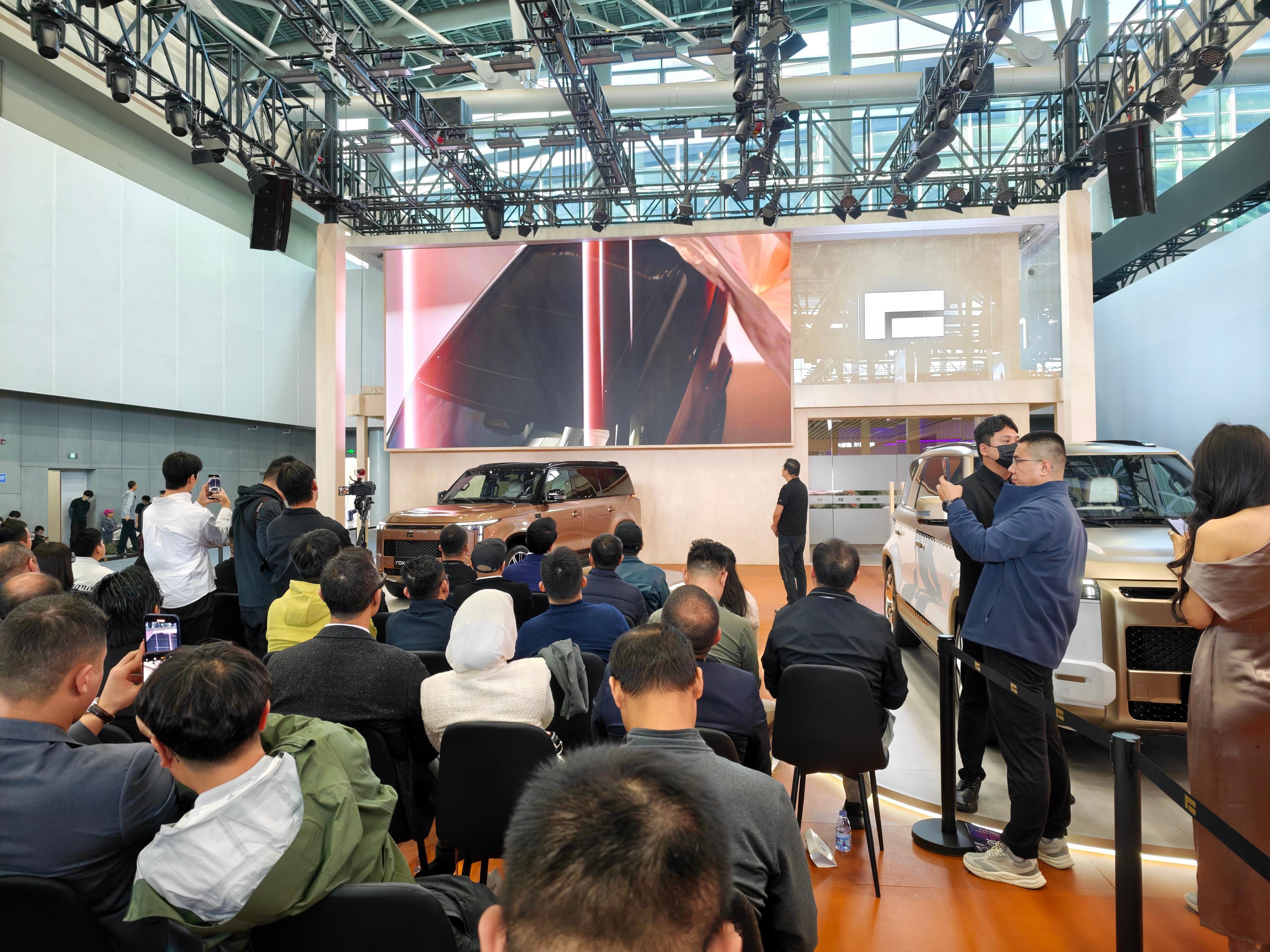 极石 ADAMAS Royal Edition 皇家定制版（图一至图二最右边），