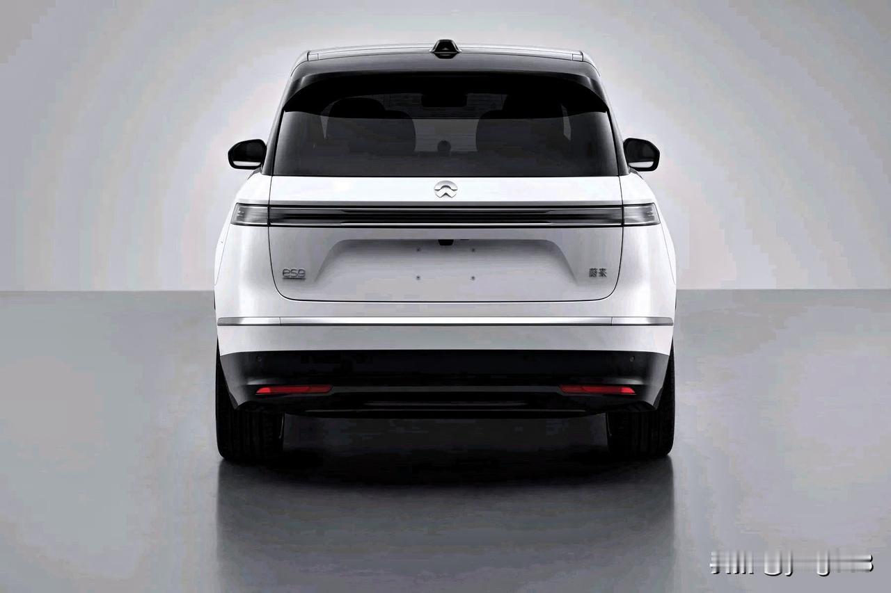 蔚来ES9拥有697马力的强劲动力，它并非为追求极致驾驶乐趣而生，而是主打舒适性