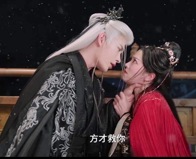 男女主一言不合就掐脖子，这几乎是所有网络短剧的标配情节。
还有个很烦人的标配情节