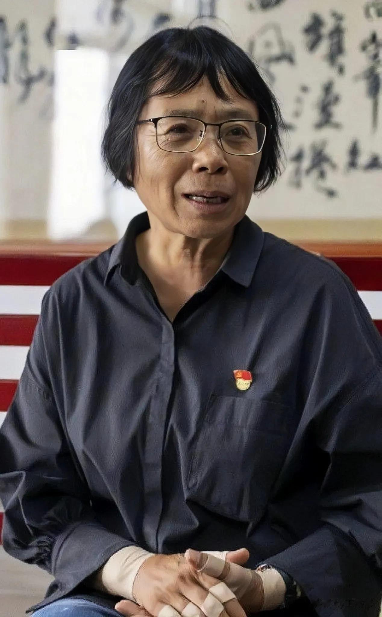 中学校长张桂梅，最困难的时候，兜里只有几十块钱，突然一场暴雨，冲垮了教室，张桂梅