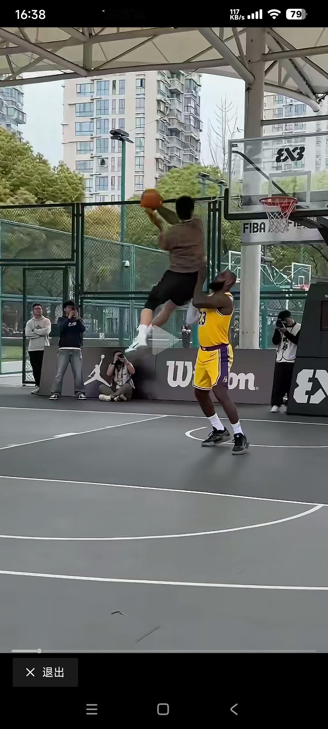 老詹最近在AI视频中被彻底打爆了！

为什么玩AI视频的博主都选择詹姆斯不选择乔