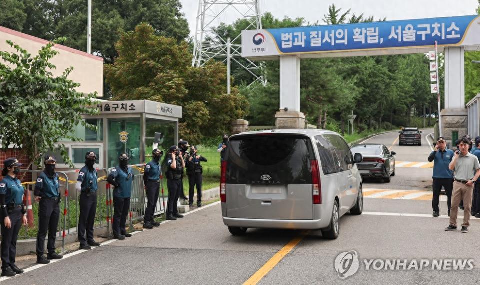 韩国前总统尹锡悦又双叒在拘留所里上演了一出“拒捕大戏”，这次场面堪比动作片。
 
