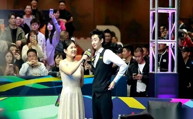 你敢信吗？斯诺克界那个最能“磨”人的塞尔比，他老婆和他女儿，居然成了咱们中国小将