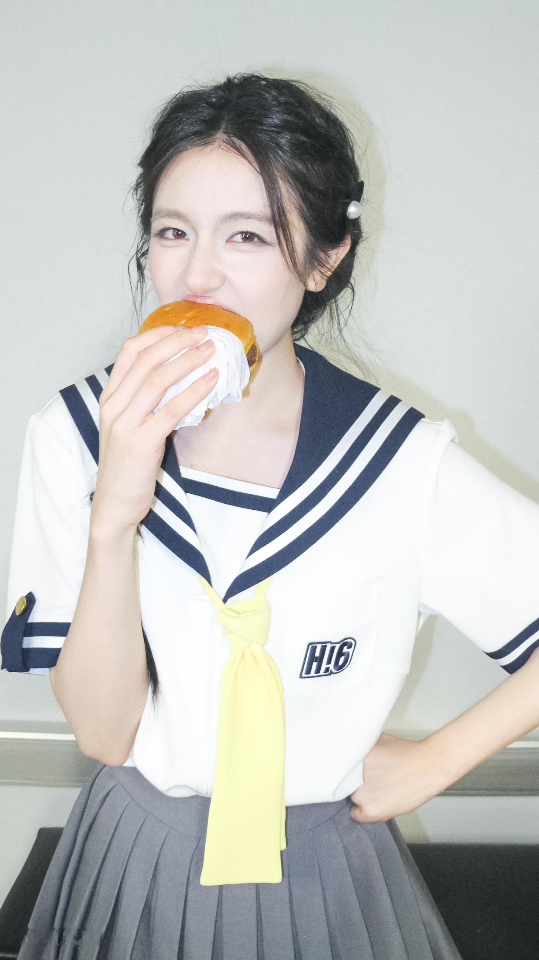 李兰迪[超话]  🍔李兰迪 温流向海 廿七如期笑一个自修 | 李兰迪 ​​​