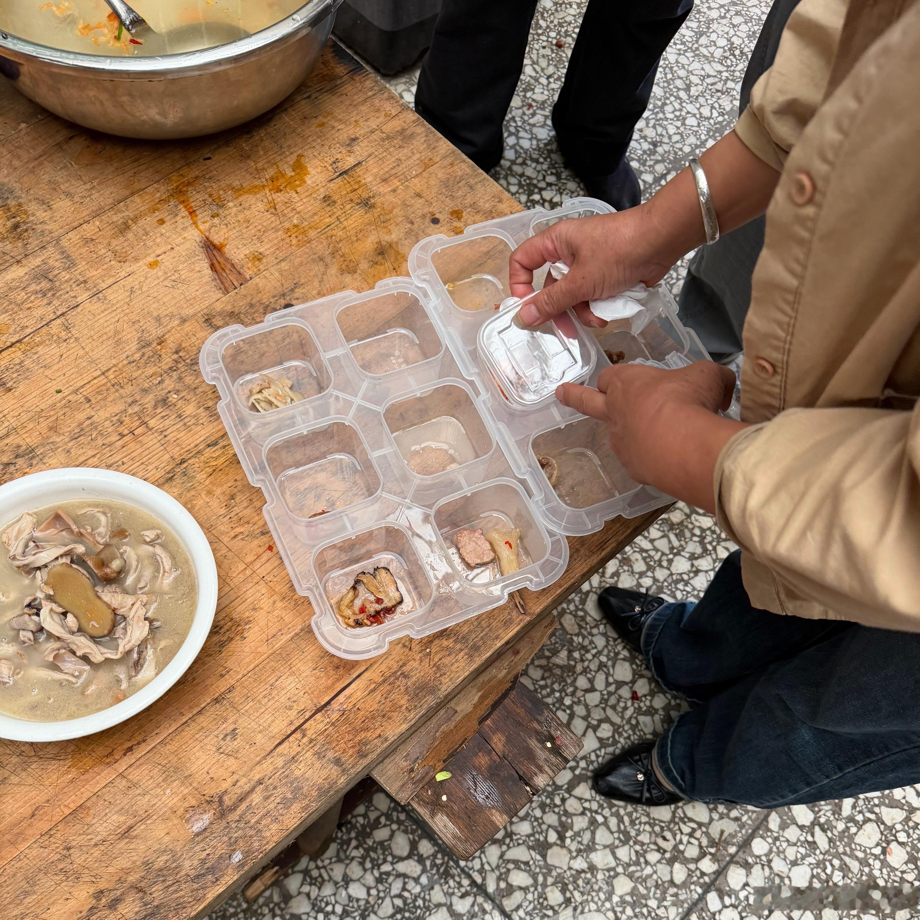 找了个农村流动酒席下厨，还有监督员过来让给每个菜留小样，越来越标准化了。 ​​​