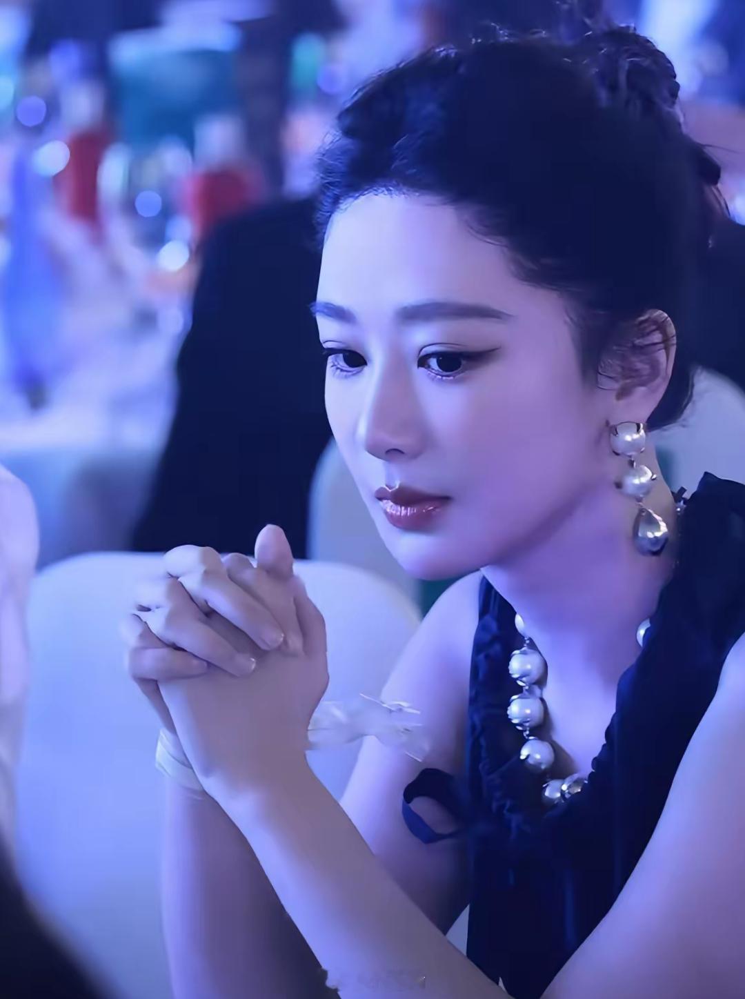 今晚白玉兰晚宴上的杨紫，像极了事业有成的女CEO，魅力值拉满！ 